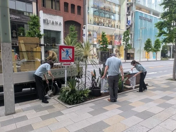 【株式会社Ginza】本社を置く「GINZA SIX」外周のボランティア清掃を始めて8年が経ちました